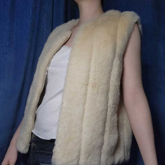 Super soft & comfy Y2K Bratz style light tan cream faux fur vest with zipper - Picture 3 of 13